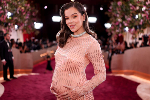 hailee steinfeld shared new baby bump picture on substack