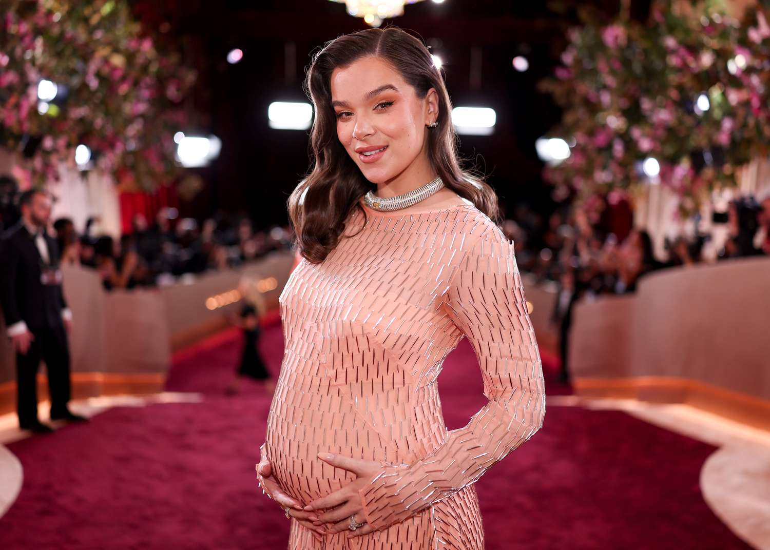 hailee steinfeld shared new baby bump picture on substack